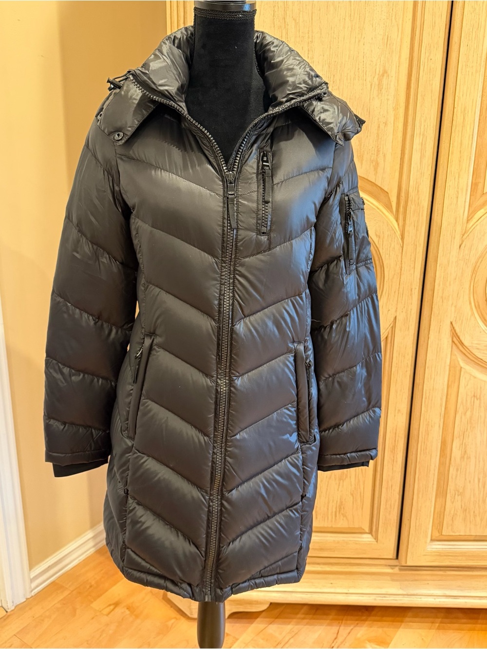Like-new Andrew Marc lightweight premium down puffer coat in women’s size Small